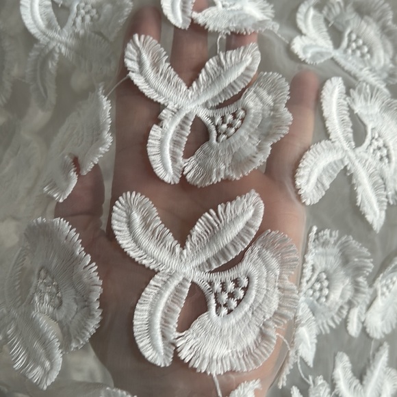 Gorgeous Floral appliqué ivory semi sheer top size M - Picture 6 of 8